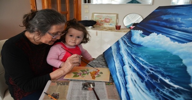 Ressam anneanne torununa resim sevgisini aşılıyor