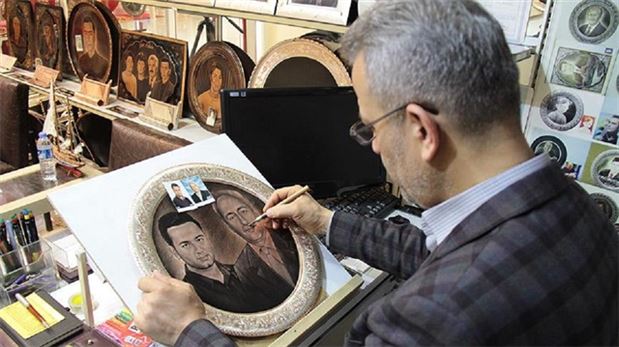 Ressam Parlar bakır tabağa portreler yapıyor