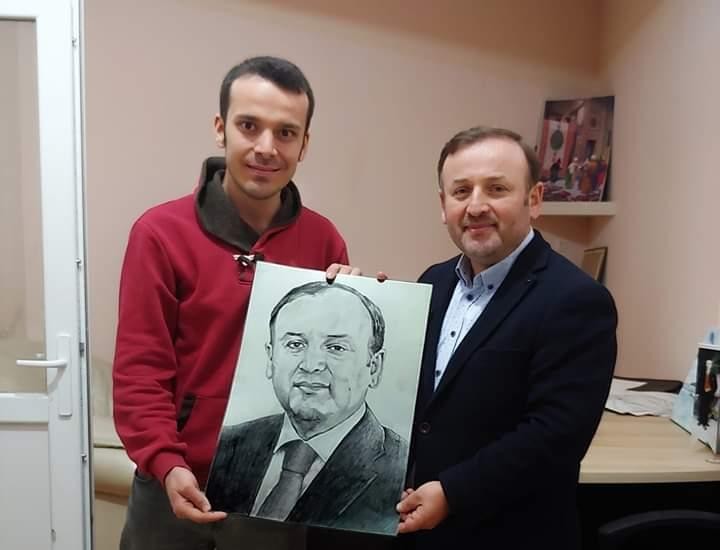 Ressam vekilden, kendi resmini çizen işitme engelli yeteneğe ziyaret 