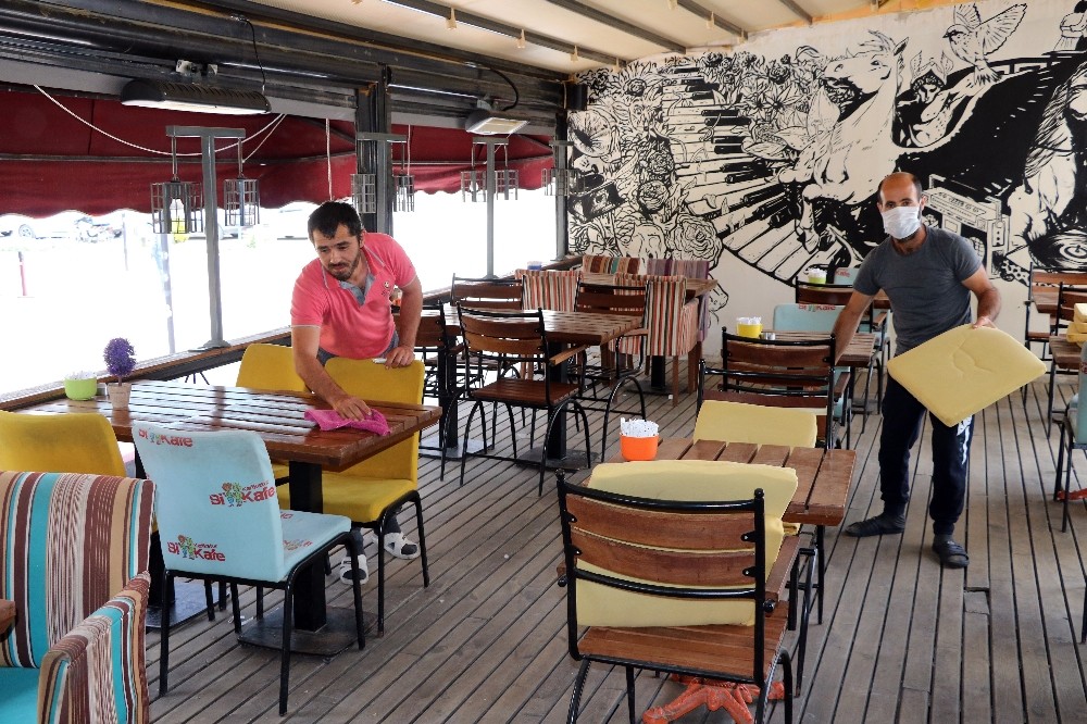 Restoran, kafeler ve kahvehaneler açılışa hazırlanıyor 