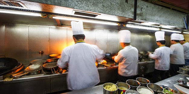 Restoran şefi açıkladı: Yere düşenleri tabağa koyuyorduk