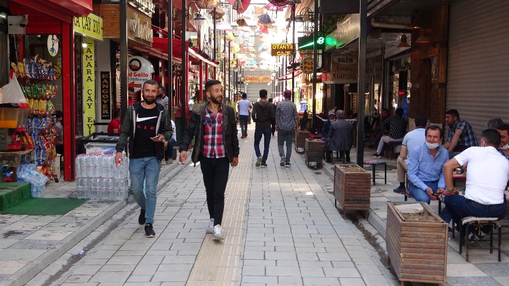 Restoran ve kafeler müşteri kabul etmeye başladı 