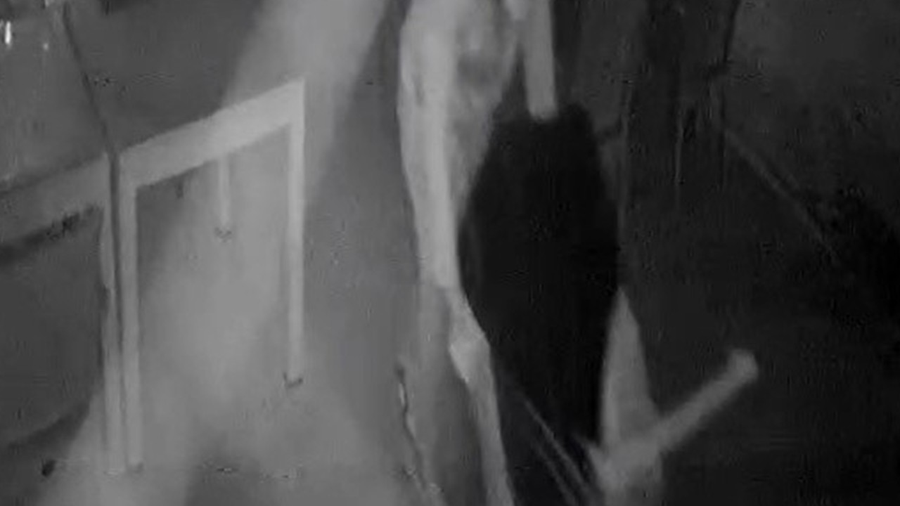 Restorana giren hırsız kasayı kaldıramayınca sürükleyerek götürdü