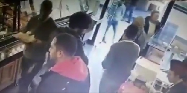 Restoranda başörtülü kadına çirkin saldırı!