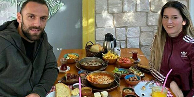 Restoranda hesap isteyen Muriqi, gelen notu görünce şaşkına döndü