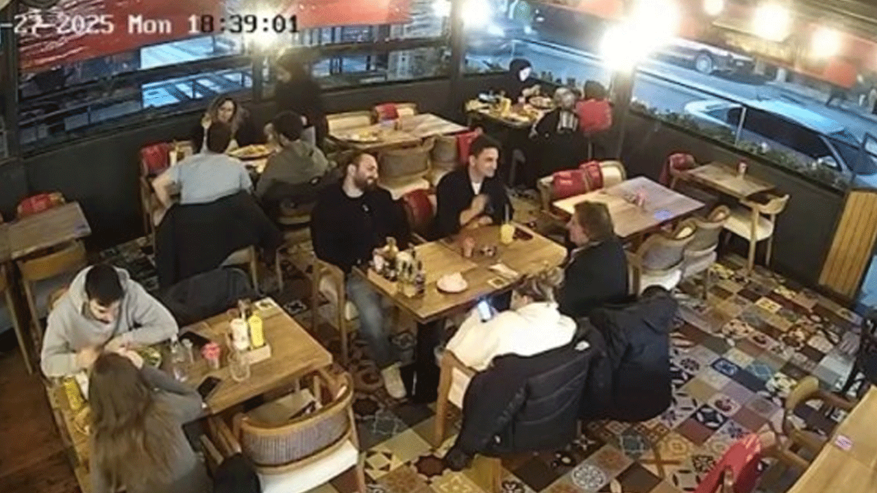 Restoranda korku dolu anlar! Seyir halindeki araçtan atıldı