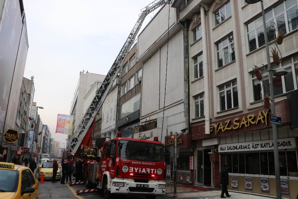 Restoranın bacasında çıkan yangın itfaiye ekiplerini harekete geçirdi 