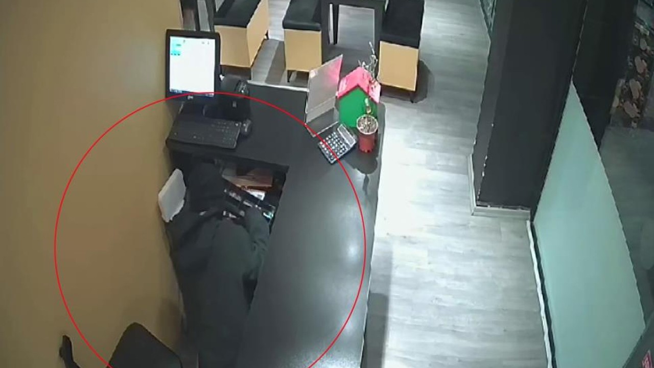 Restoranın kasasından para çalarken yakalandı! O anlar kamerada