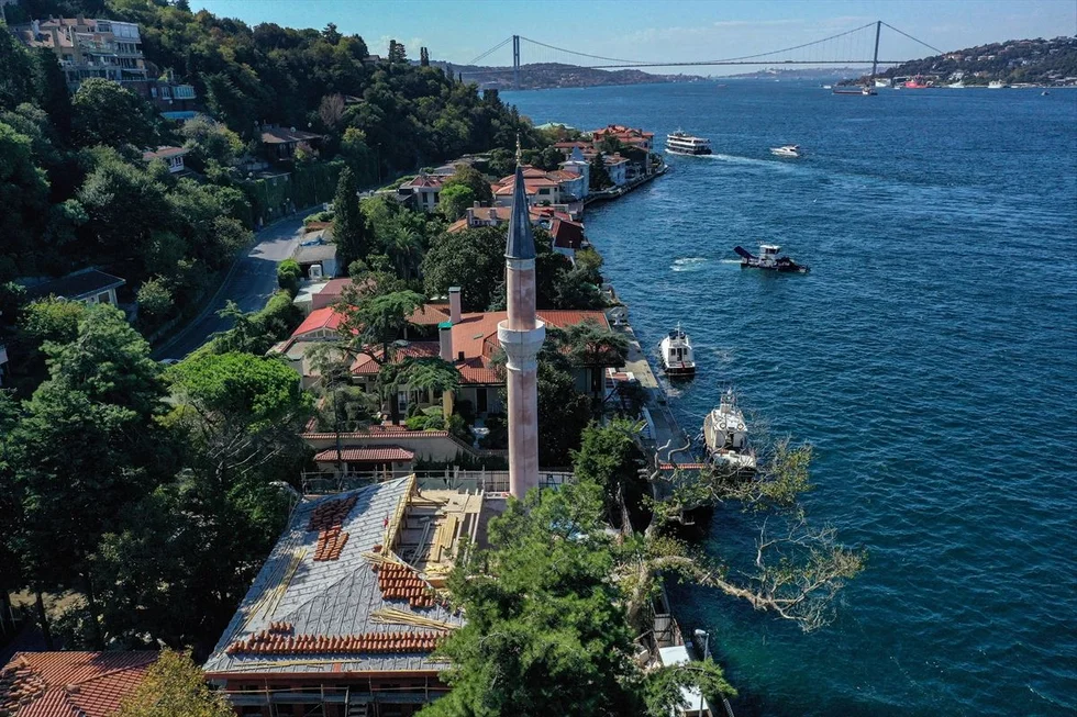 Restorasyonda, çimento sıvalarının altından çıkanlar şok etti! Boğaz'ın incisi 357 yıllık cami, 2 sene önce yanmıştı