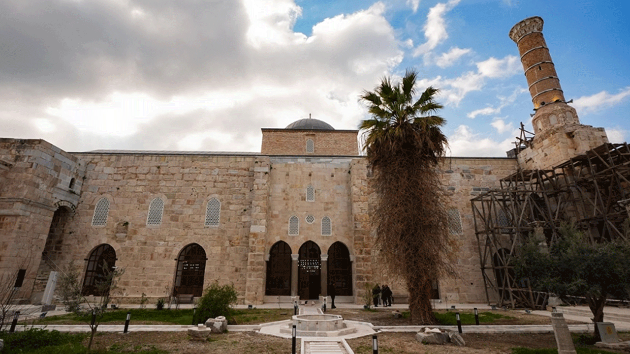 Restorasyonu biten 650 yıllık İsa Bey Camisi yeniden cemaatiyle buluştu