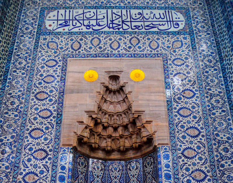 Restorasyonu biten Rüstem Paşa Camisi çinileriyle görsel bir şölen sunuyor