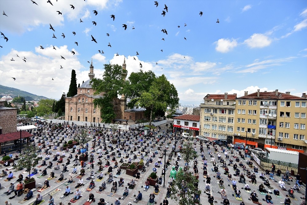 Restorasyonu bitmeyen camide vatandaşlar cumayı meydanda kıldı 