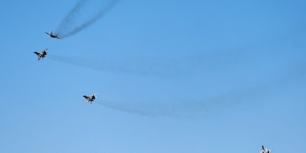 Reuters dünyaya duyurdu: Yunanistan savaş uçakları...