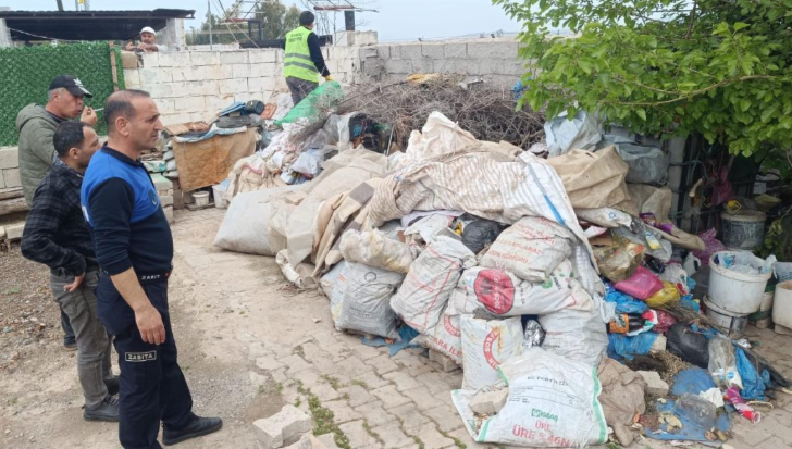 Reyhanlı’da ‘çöp ev’ skandalı: 6 kamyon atık çıktı