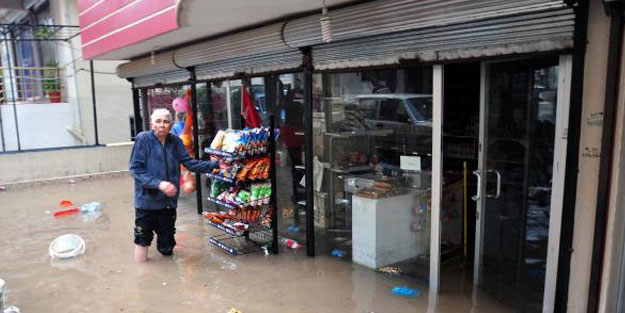 Reyhanlı'da sağanak, su baskınlarına neden oldu