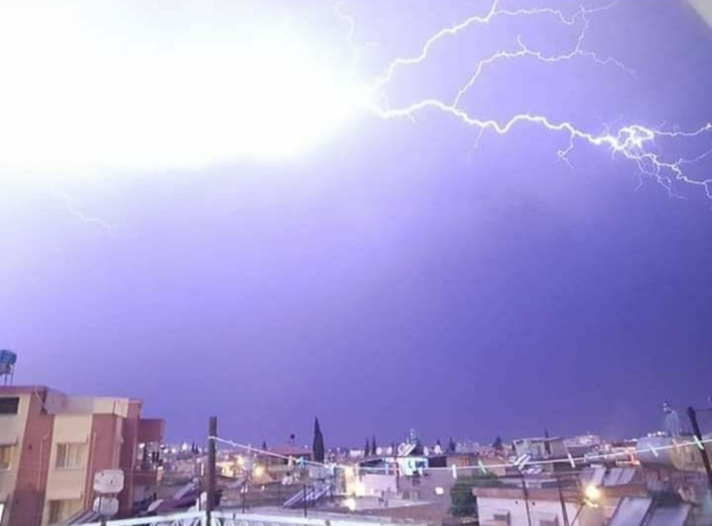 Reyhanlı’da şimşekler geceyi aydınlattı 