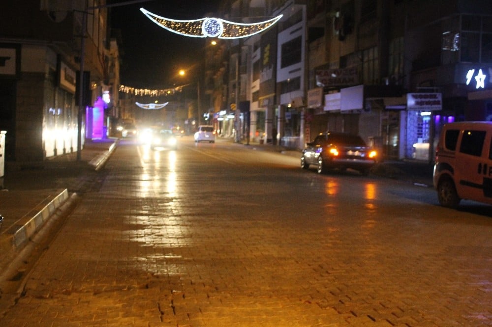 Reyhanlı’da sokağa çıkma kısıtlaması biter bitmez vatandaşlar benzin istasyonlarına ve marketlere akın etti 