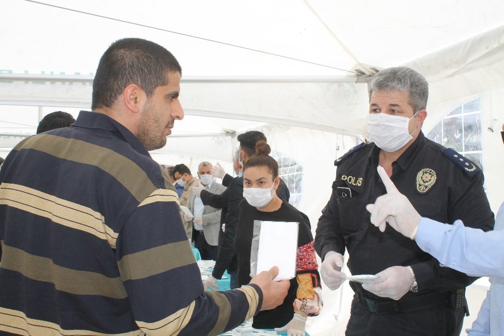 Reyhanlı’da vatandaşlara maske dağıtıldı 
