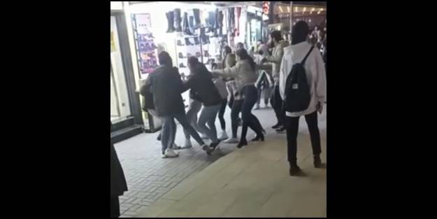 Rezalet böyle görüntülendi: Erkek yüzünden birbirine girdiler!