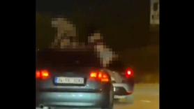 Rezalet ki ne rezalet! Bu görüntüler İstanbul'un göbeğinde çekildi! İki kadın akan trafikte aracın üstünde bunu yaptı