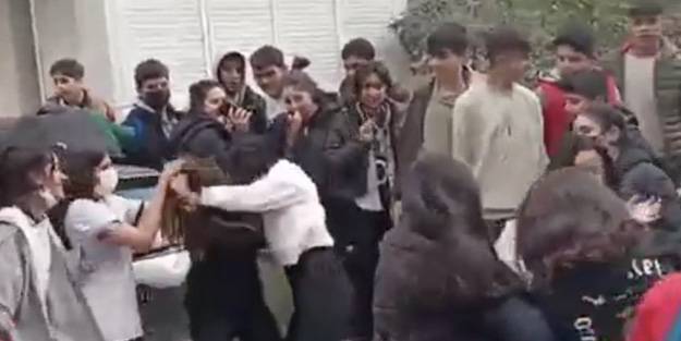 Rezalet! Kız öğrenciler saç baç kavga etti, arkadaşları gülerek izledi