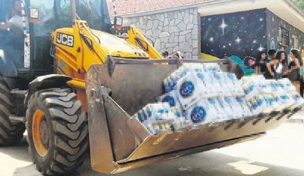 CHP'lilerden Bursa'da kepçe ile alkol servisi!