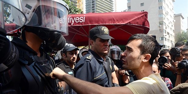 Rezidans önünde işçiden polise: Gaz sıkmayın