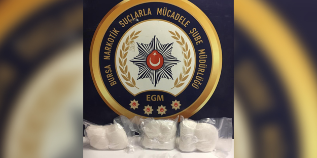 Rezidansa baskın! Aracın farından çıkan şoke etti