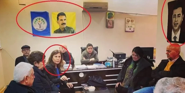 Rezilliğin böylesi! CHP'li başkan Öcalan'ın fotoğrafının altında DEM'lenmiş!