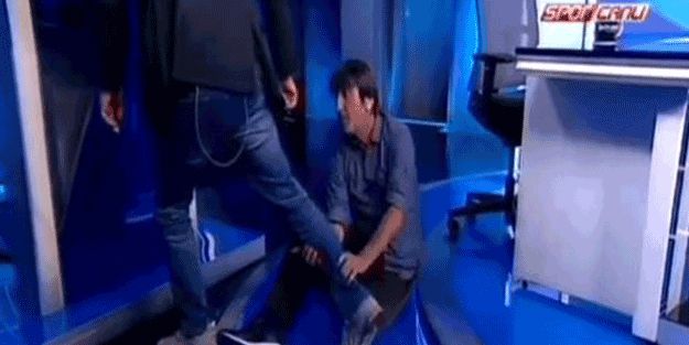 Rıdvan Dilmen kendisini yere attı