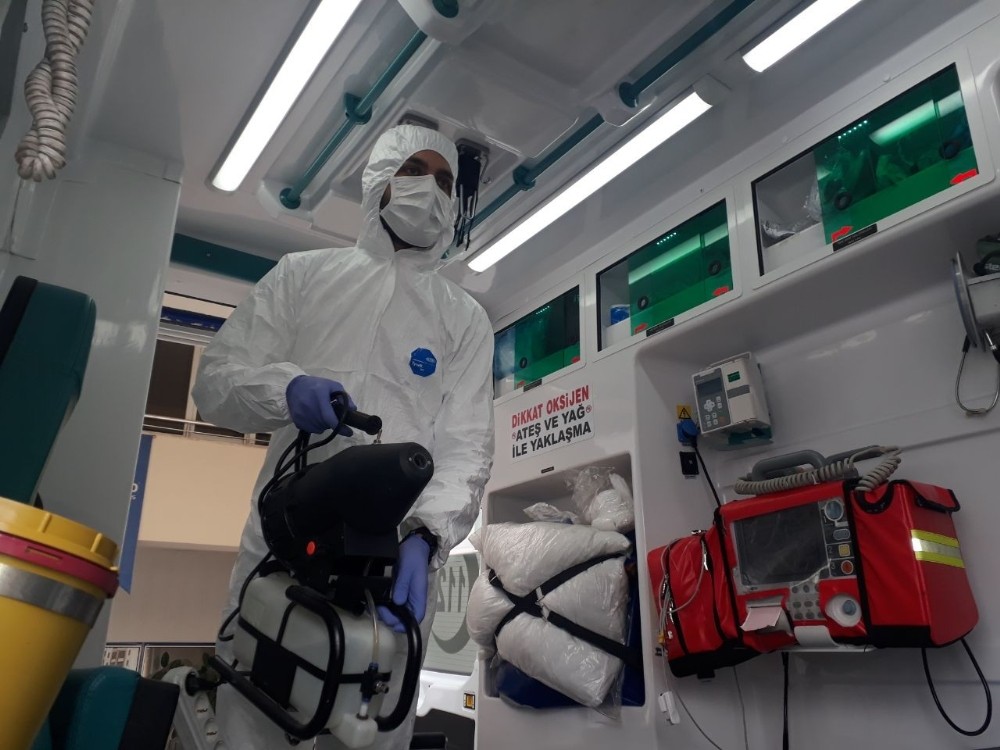 Riskli hasta taşıyan ambulanslar dezenfekte ediliyor 