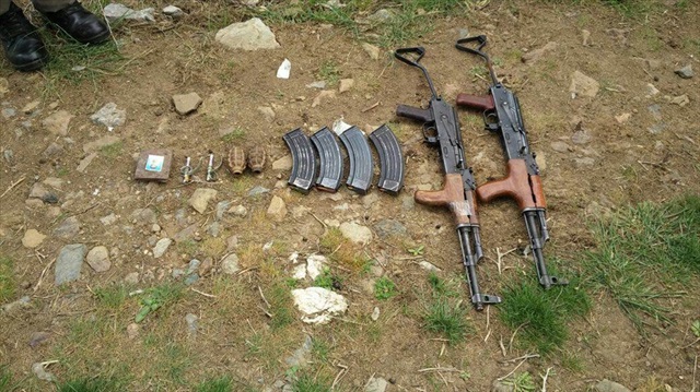 Riva'da Toprağa gömülü silahlar ele geçirildi