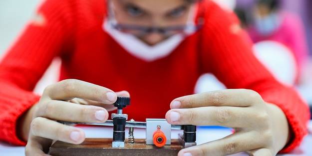 Rıza Bey Apartmanı'nda 2 çocuğunu kaybeden çift, köy okuluna laboratuvar yaptırdı