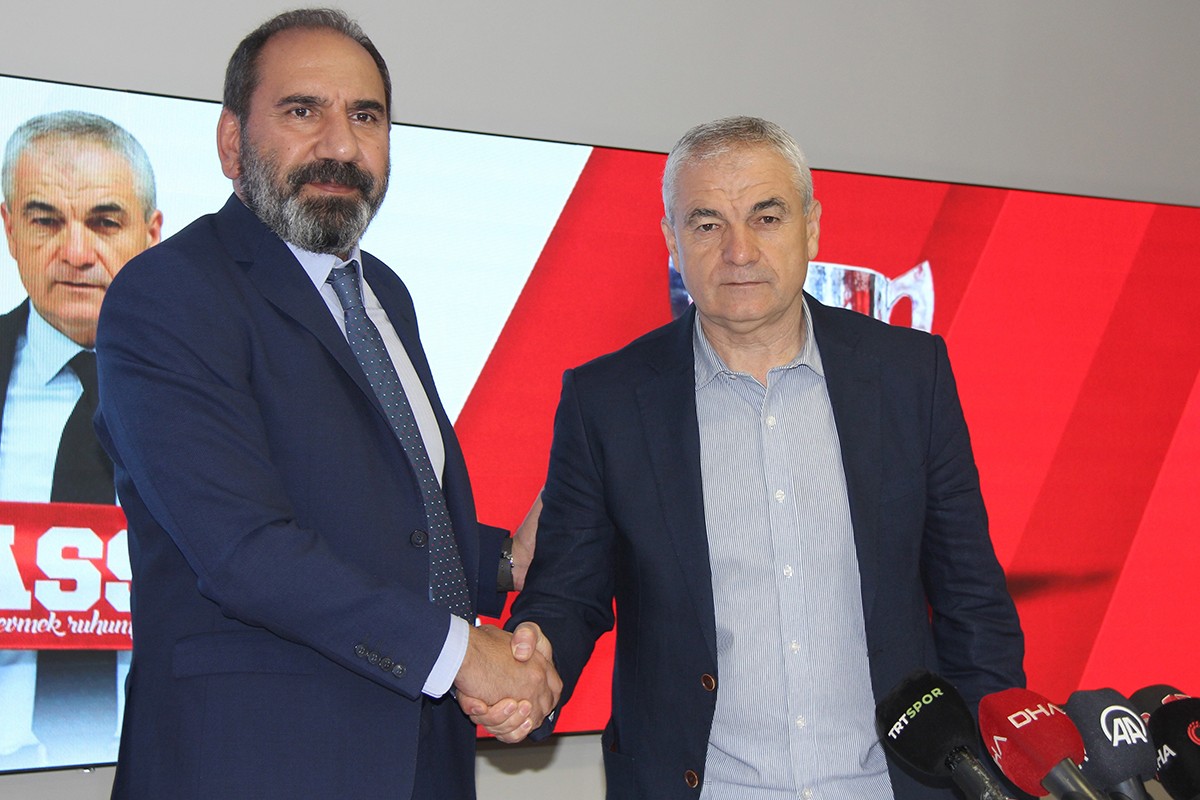 Rıza Çalımbay resmi sözleşmeyi imzaladı