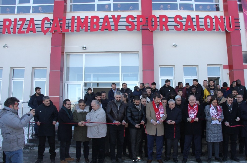 Rıza Çalımbay’ın ismi spor salonuna verildi 