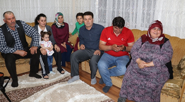 Rıza Kayaalp'in baba evinde şampiyonluk sevinci