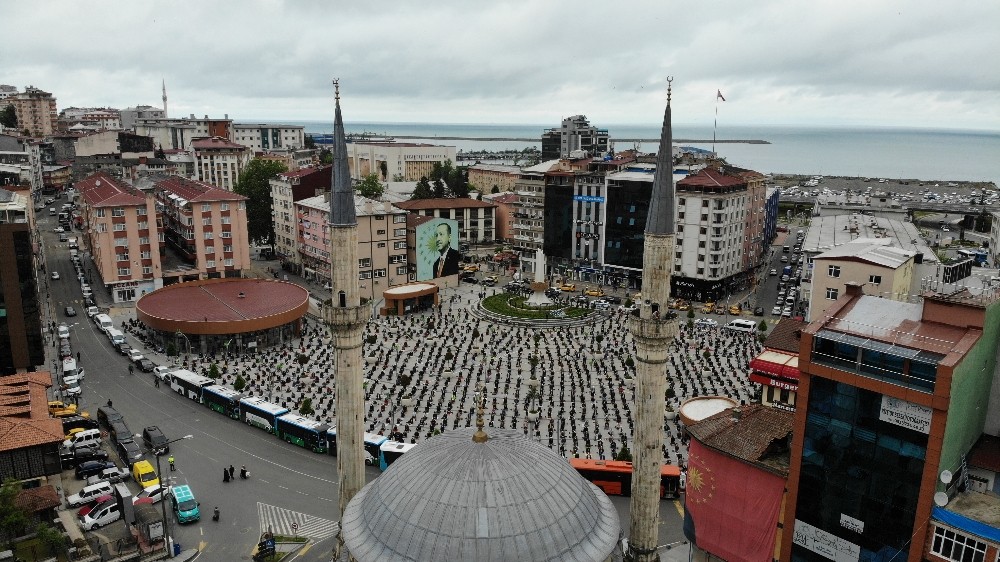 Rize Meydanı bu kez Cuma namazını kılmak isteyenlerle doldu taştı 
