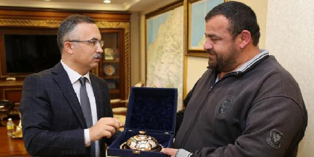 Rize Valisi, köpeği kurtaran 'kahraman'a teşekkür etti