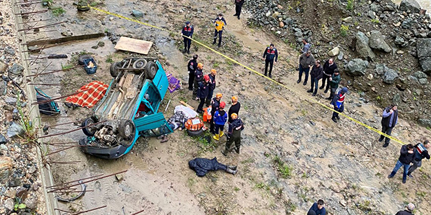 Rize’de araç dereye uçtu: 4 ölü, 1 ağır yaralı
