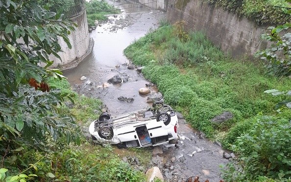 Rize'de araç dereye yuvarlandı