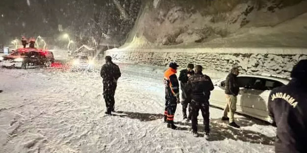 Rize'de araçlar kara saplandı