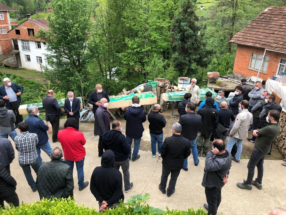 Rize’de arazi anlaşmazlığı nedeniyle silahla vurularak öldürülen 3 kişi son yolculuklarına uğurlandı 