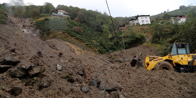 Rize'de büyük tehlike! Evlerini terk ettiler
