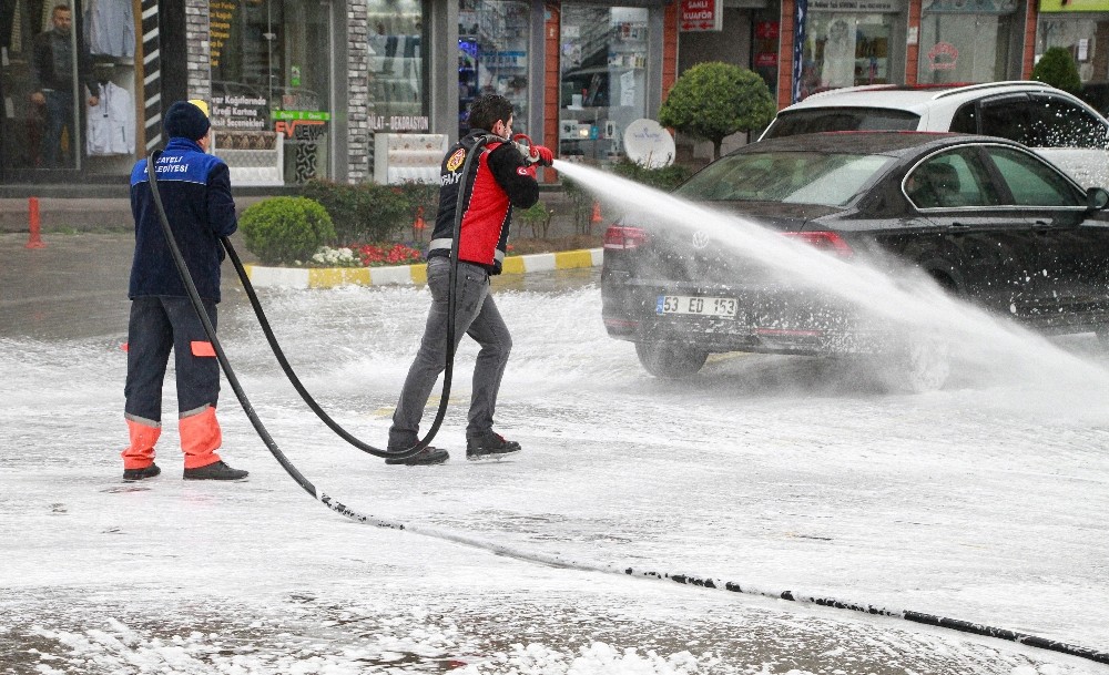 Rize’de cadde ve sokaklar deniz suyu ile yıkanıyor 