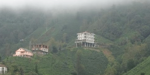 Rize'de çare tükenmez… Evi yakından görünce şoke olacaksınız!