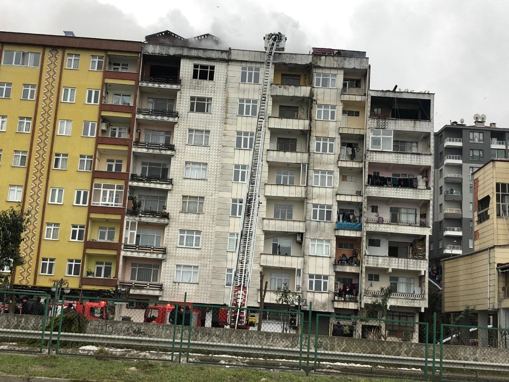 Rize’de çatı katında çıkan yangın paniğe yol açtı 