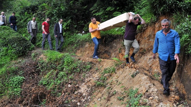 Rize'de cenazenin zorlu yolculuğu