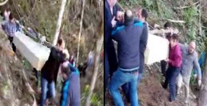 Rize'de cenazeyi mezarlığa kalasla taşıdılar