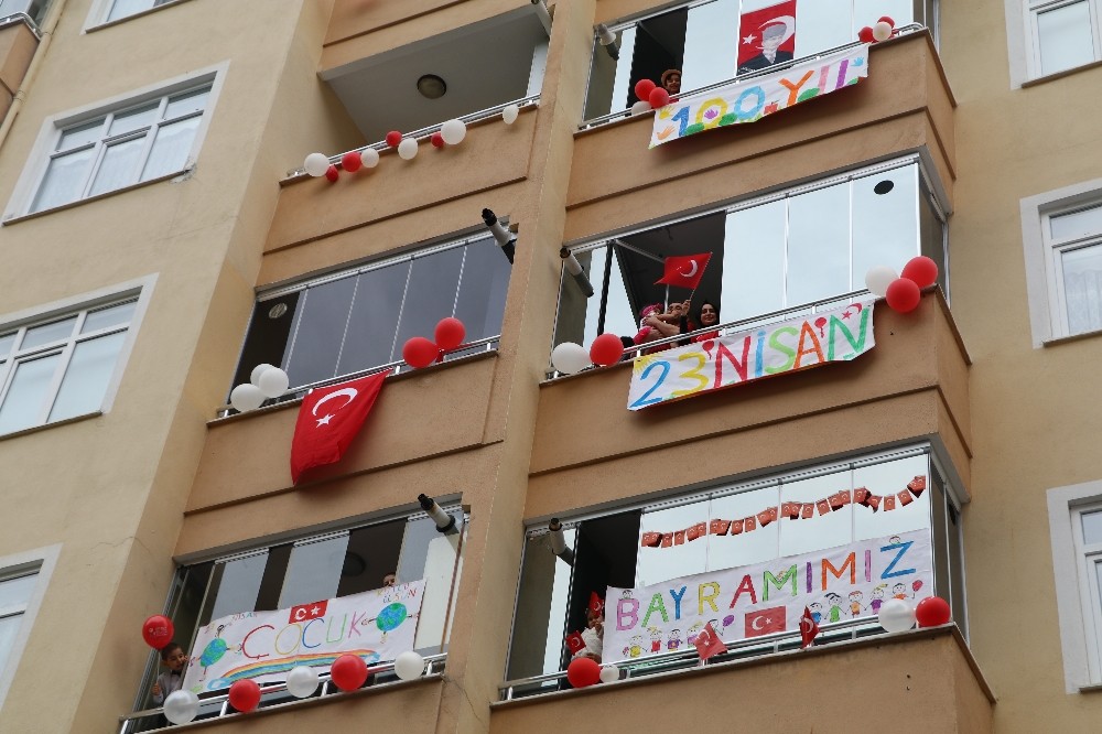 Rize’de çocuklar ve aileleri 23 Nisan’ı evlerinin balkonunda kutladı 