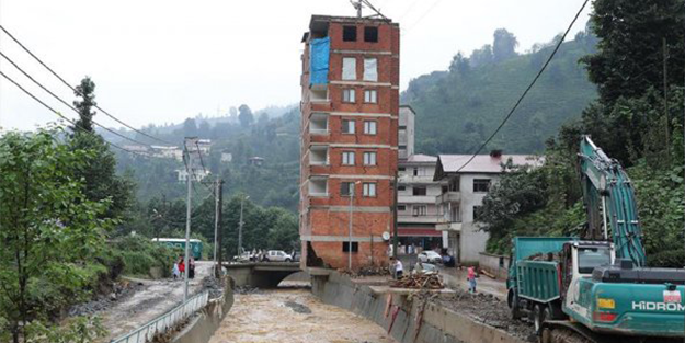 Rize'de dere yatağına bina inşa etmişler!